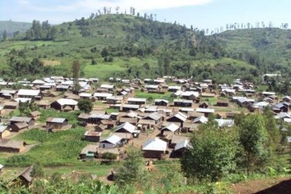 Maisons en bordure de montagnes dans le territoire de Masisi".