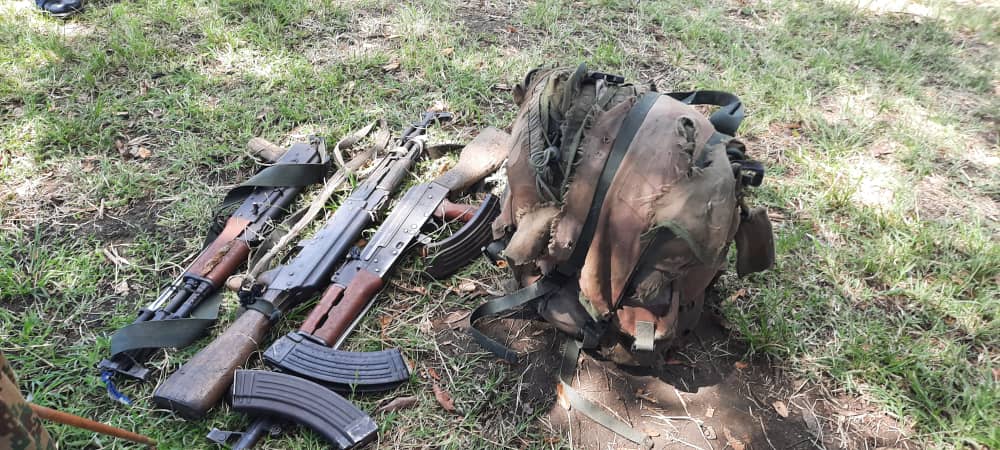 3 armes AK-47 récupérées lors des affrontements a Beni