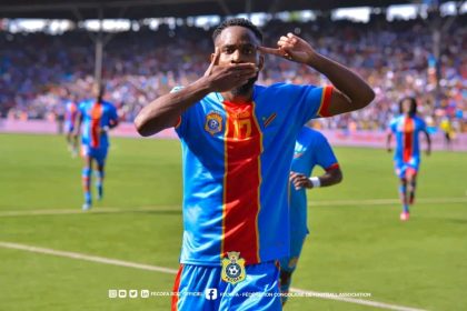 Cédric BAKAMBU célèbre son but contre la Mauritanie au Stade TP Mazembe