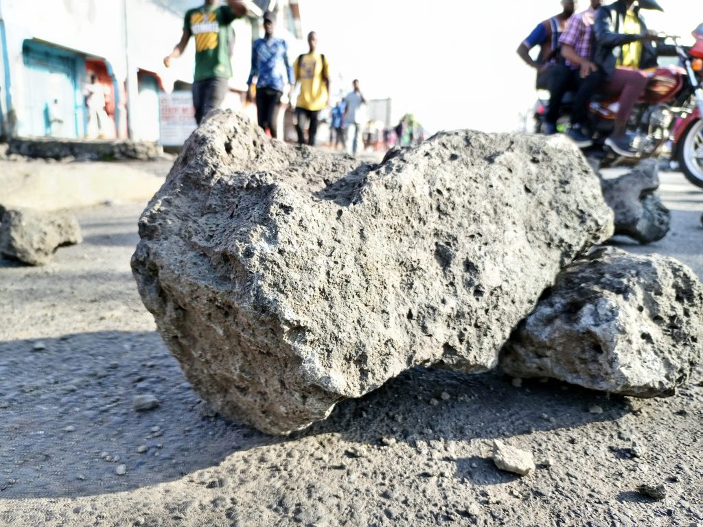 Des grosses pierres mises dans la route Goma-Nyiragongo par les manifestants