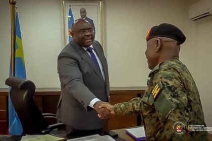 Le Général Wilson Mbasu Mbadi, Chef D'état-Major des Forces de Défense de l'ouganda saluant Jean-Pierre BEMBA