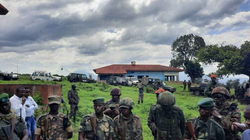 Les rebelles du M23 a Rumangabo avec le Porte-parole militaire du M23, Major Willy Ngoma