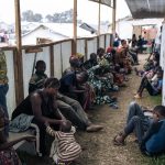 Des patients attendent leur tour pour une consultation médicale à la clinique mobile de MSF au stade de Rugabo, qui a été transformé en site pour déplacés de guerre, dans le centre de Rutshuru. Plus de 170 000 personnes ont fui leurs villages à cause des affrontements entre l'armée congolaise et le groupe armé M23