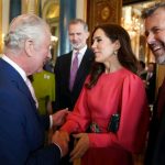 Sa Majesté le roi Charles III, la princesse héritière Mary et le prince héritier Frederik, lors d'une réception au palais de Buckingham, à Londres, pour les invités étrangers assistant à son couronnement