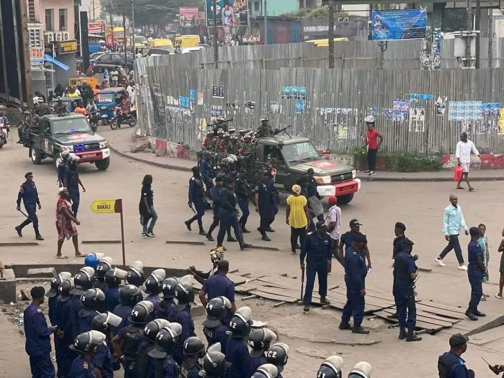 Affrontements musclés entre la police et les manifestants de l'opposition sur l'avenue Kianza, dans la commune Ngaba