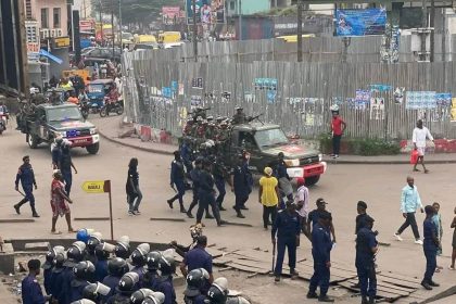 Affrontements musclés entre la police et les manifestants de l'opposition sur l'avenue Kianza, dans la commune Ngaba