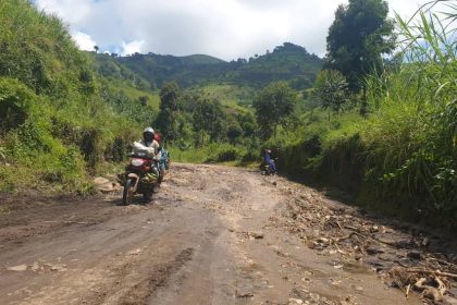 Un motard usagers de la route Goma-Masisi-Walikale