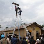 La MONUSCO installe 65 lampadaires pour réduire la menace sécuritaire à Samboko