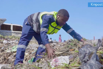 Bisimwa Nyunda ramassant les déchets dans les poubelles publiques de la ville de Goma