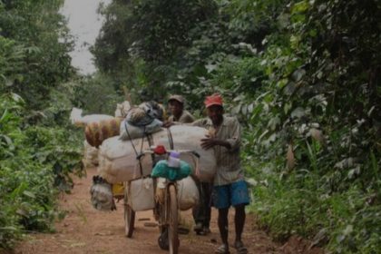 Photo d'illustration : Les hommes transportant les vivres en territoire de Mambasa