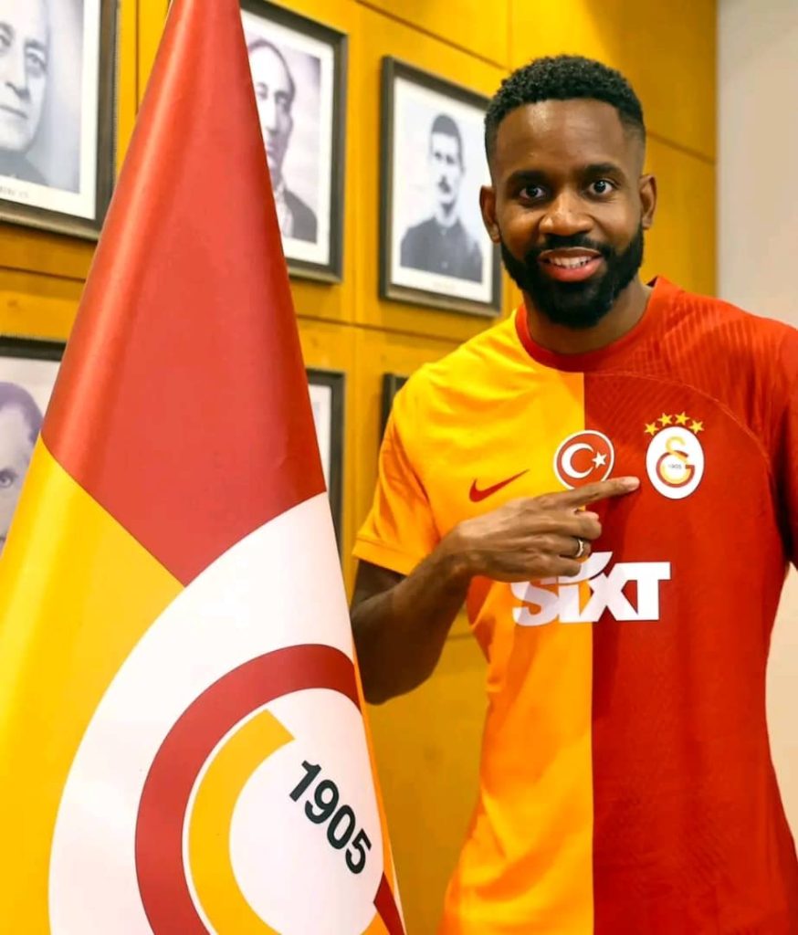 L'attaquant international congolais  Cédric Bakambu s'est engagé avec Galatasaray