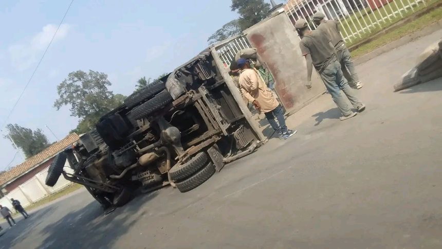 Un camion transportant du ciment vient de se renverser sur le sol au gouvernorat du Nord Kivu,