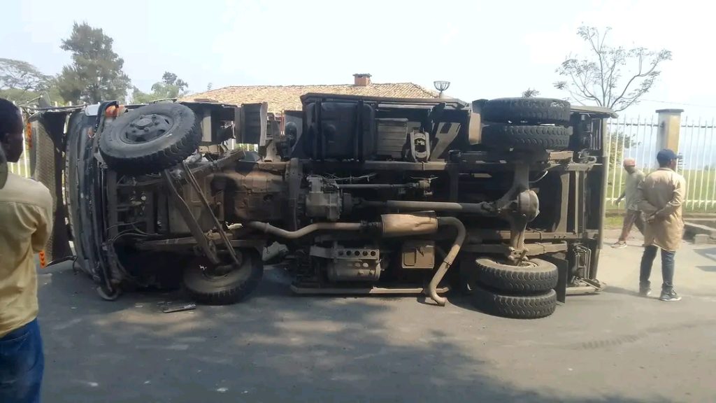 Un camion transportant du ciment vient de se renverser sur le sol au gouvernorat du Nord Kivu