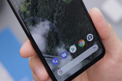 Un smartphone Android avec les applications de Google