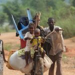 Un parent fuyant la guerre avec ses enfants sur Vélo au Nord-Kivu