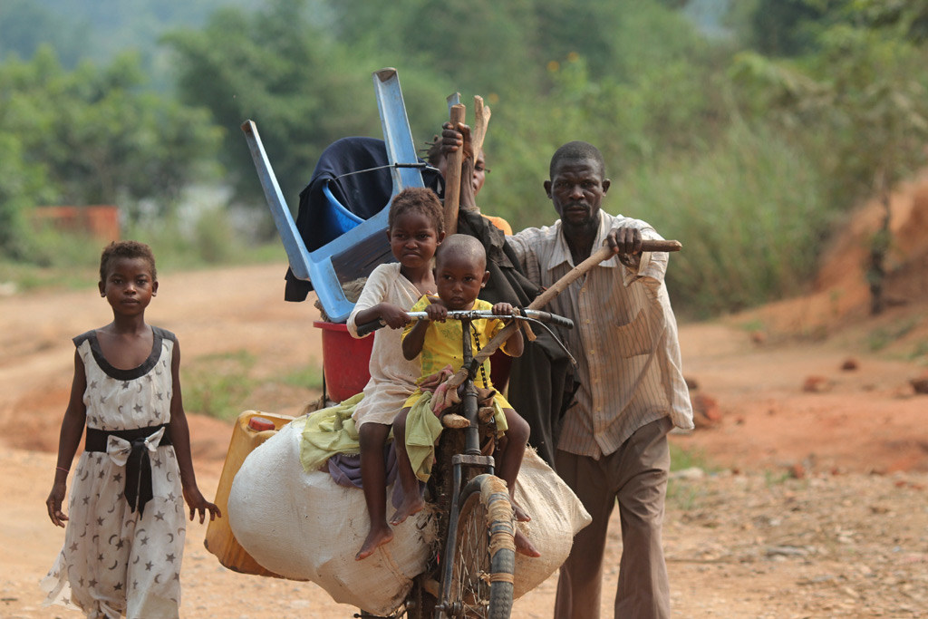 Un parent fuyant la guerre avec ses enfants sur Vélo au Nord-Kivu