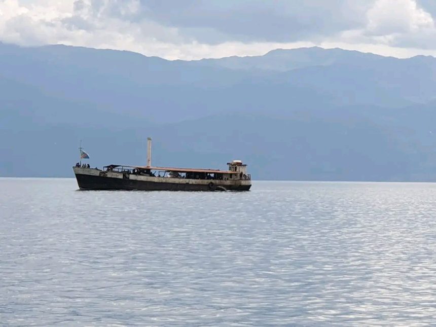 Le Bateau Karisimbi immobilisé sur le Lac Kivu depuis plus de 24 heures secouru grâce à l'implication des Gouverneurs Ngwabidje et Ndima