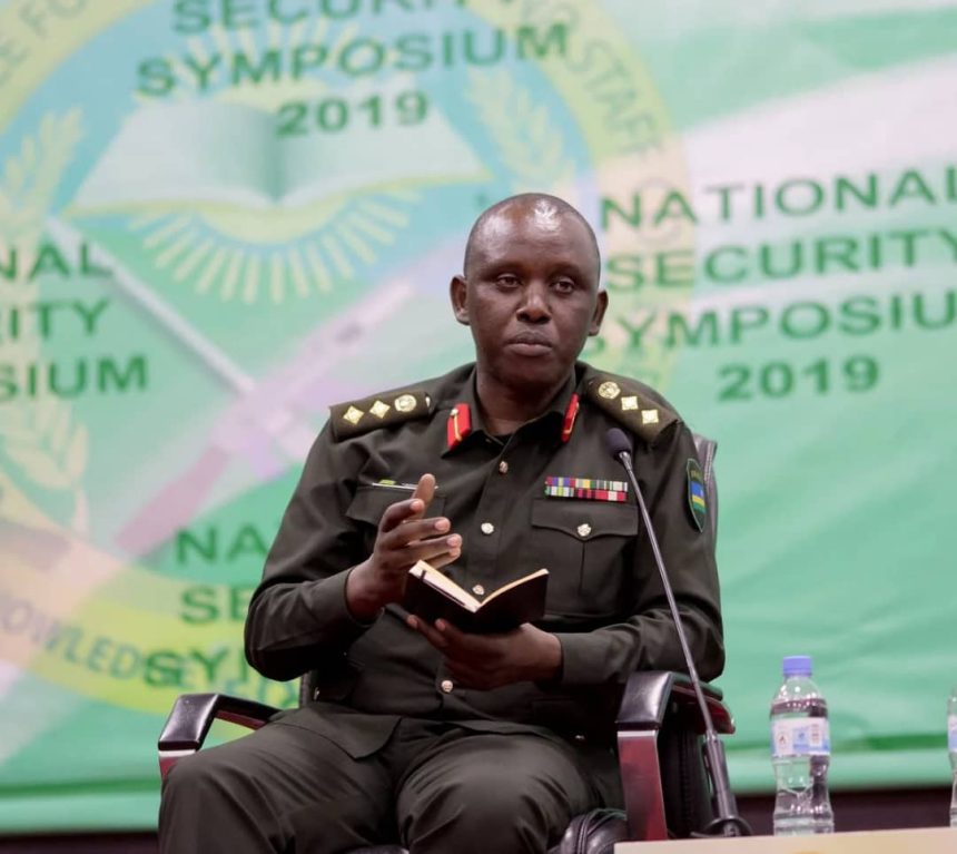 Le général de brigade Andrew Nyamvumba