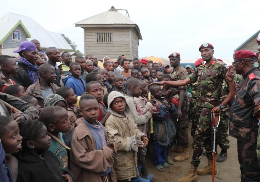 Le Général-Major Alphaxard Kiugu, commandant de l’EAC a visité des troupes de l'EAC déployés à Mweso, Kitshanga et Kilolirwe en territoire de Masisi