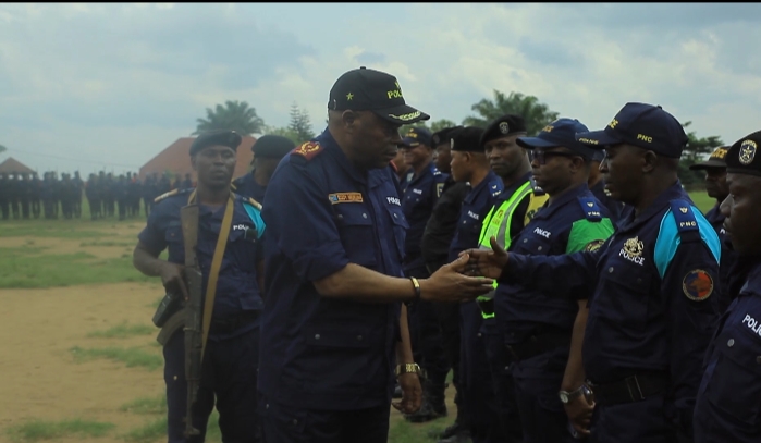 Le Général Eddy Mukuna, commandant provincial de la PNC du Nord-Kivu met en garde sévèrement tout policier qui pourra se retrouver dans des débits de boissons, portant l'uniforme