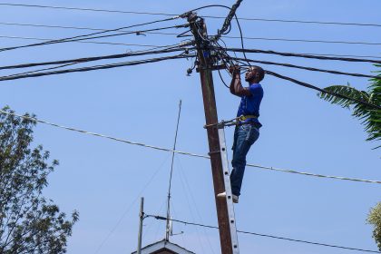 Un électricien de SNEL faisant le raccordement des câbles électriques