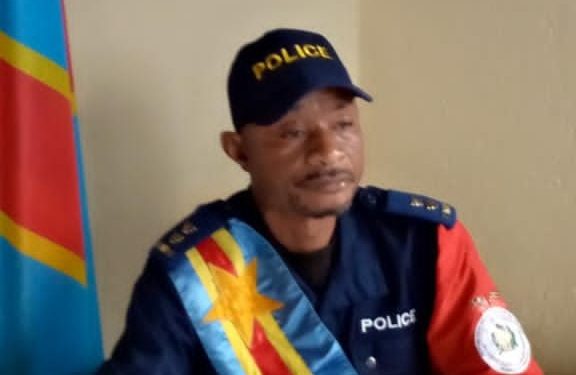 Photo du bourgmestre policier de Mulekera, à son office de travail