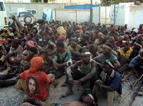 Des miliciens du groupe Bakata Katanga lors de leur reddition au bureau de la Monusco/Lubumbashi, samedi 23 mars 2013 Ph. Kabena