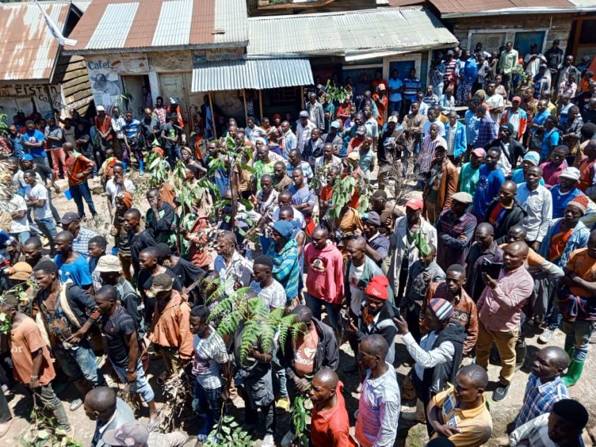 Manifestation des familles de travailleurs de l’ancienne société « Sominki » contre une tentative de spoliation du bâtiment abritant les bureaux de l’Etat
