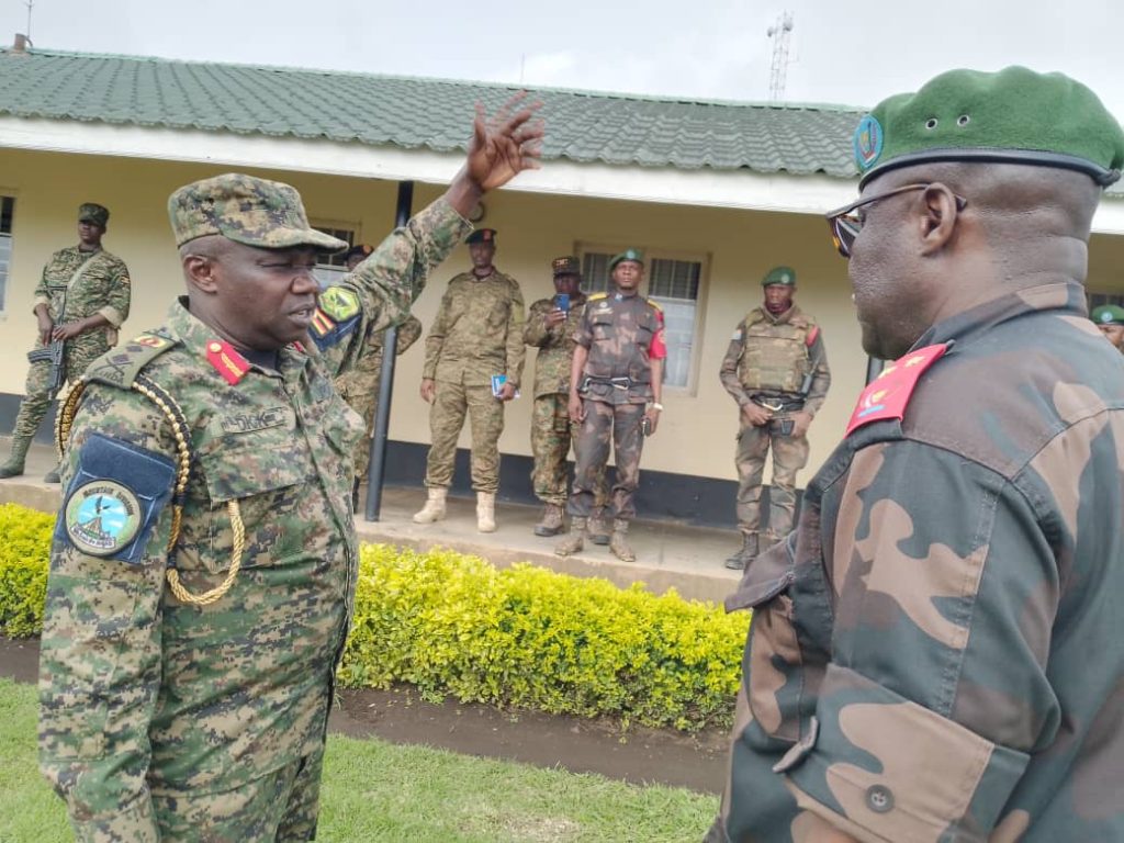 Le Commandant secteur opérationnel SOKOLA 1 Grand Nord, le Général Major KASONGO MALOBA Robert et son collègue du secteur opérationnel ITURI, le Général Major NYEMBO Abdallah