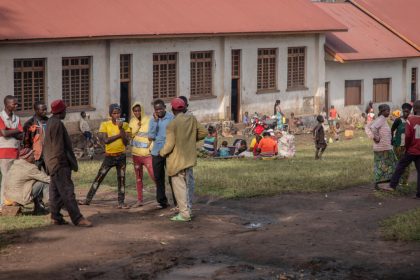 Des déplacés congolais dans la cours d'une école à Rutshuru, Nord-Kivu