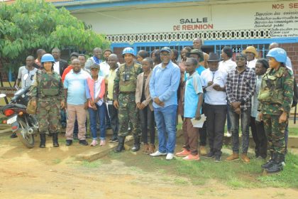Au moins 30 personnes, dont des représentants de la société civile, des journalistes, quelques représentants des partis politiques, et des administrateurs des groupes WhatsApp vivant à Oicha, chef-lieu du territoire de Beni en province du Nord-Kivu