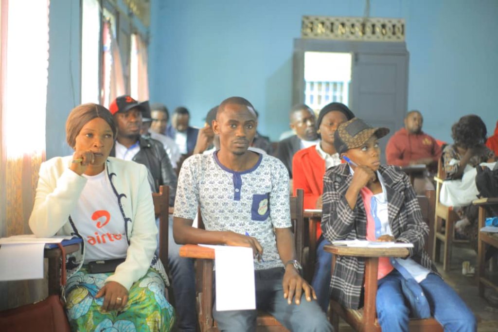 Au moins 30 personnes, dont des représentants de la société civile, des journalistes, quelques représentants des partis politiques, et des administrateurs des groupes WhatsApp vivant à Oicha, chef-lieu du territoire de Beni en province du Nord-Kivu
