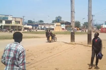 Un groupe des jeunes se réclamant des verandistes se sont attaqués à une jeep militaire, en commune de Mulekera, au Quartier Kalinda, c'est en cellule Ntoni