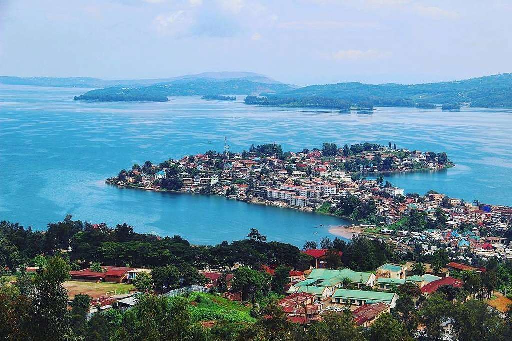 Une vue aérienne de Bukavu, la capitale de la province du Sud-Kivu, en République démocratique du Congo (RDC). La ville est entourée de rivières sinueuses, de collines et de vastes hauts plateaux, créant un cadre pittoresque qui ravit les yeux.