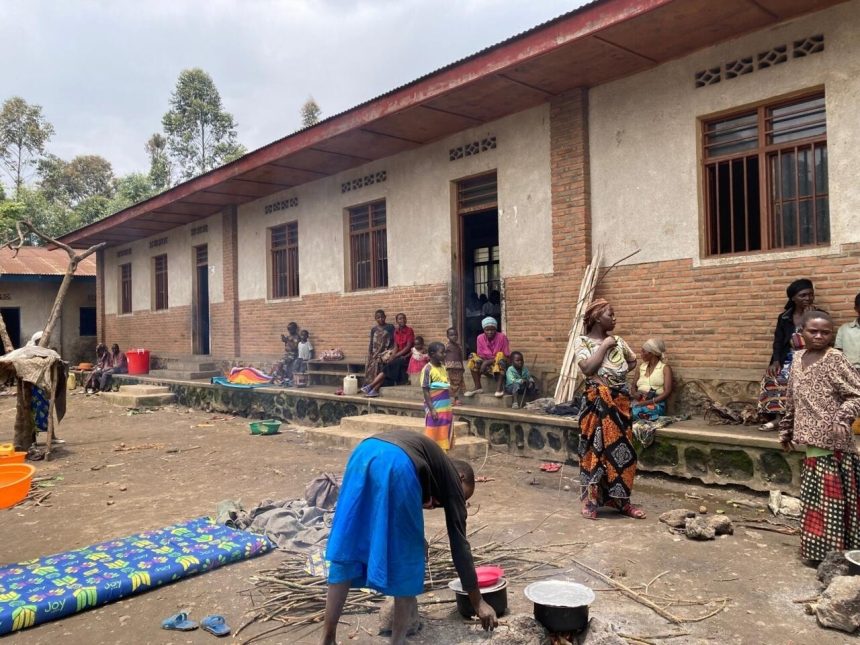 Des déplacés dans l’école de Rumangabo, Rutshuru