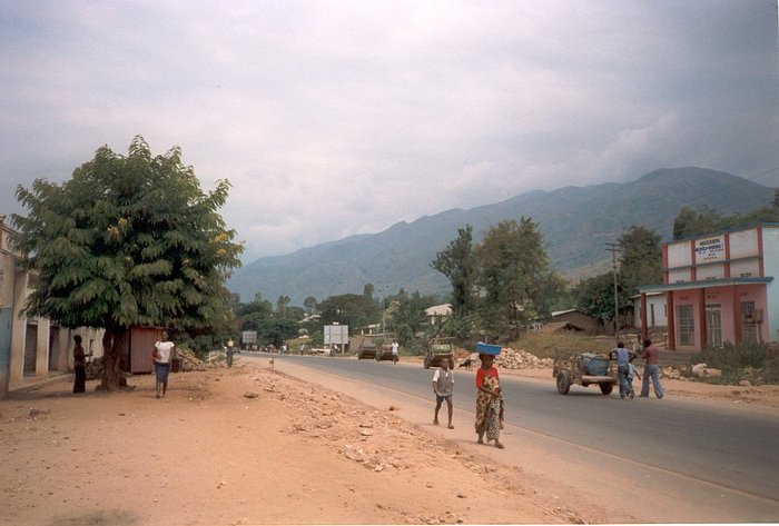 La ville d'UVIRA située sur les rives du lac Tanganyika, elle est desservie par la route nationale RN 5 à 130 km au sud du chef-lieu provincial Bukavu