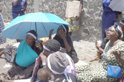 En sit in au gouvernorat, les femmes de la secte Wazalendu demandent la libération de leurs maris en détention