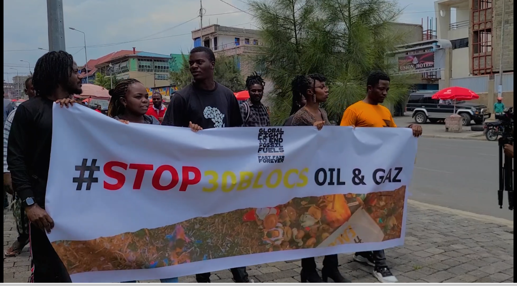 Légende deuxième photo: Les activistes du climat marchent pour protester contre les énergies fossiles en RDC