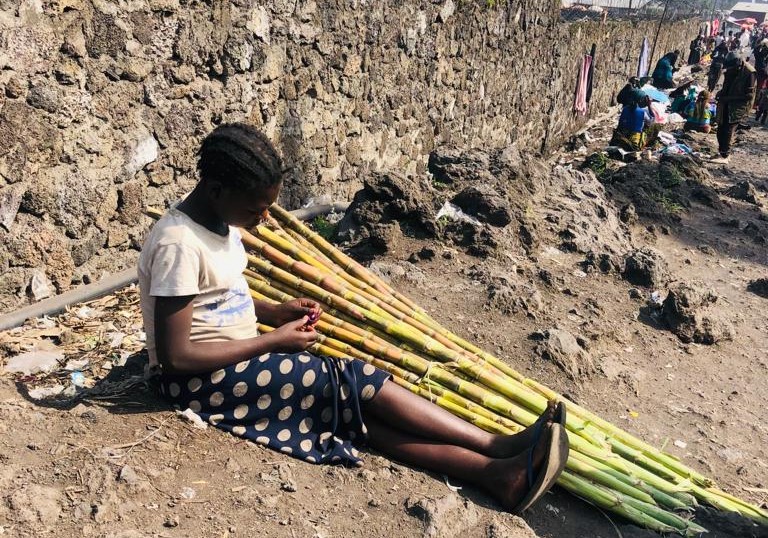 Une jeune fille en pleine vente de Canne a Sucre dans le camp de Bulengo