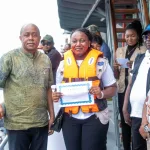 Dénis Kadima procède à la remise des brevets au personnel navigant devant convoyer le matériel électoral dans le Congo profond