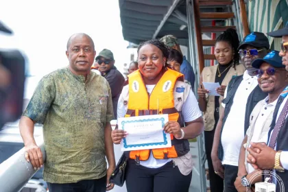 Dénis Kadima procède à la remise des brevets au personnel navigant devant convoyer le matériel électoral dans le Congo profond