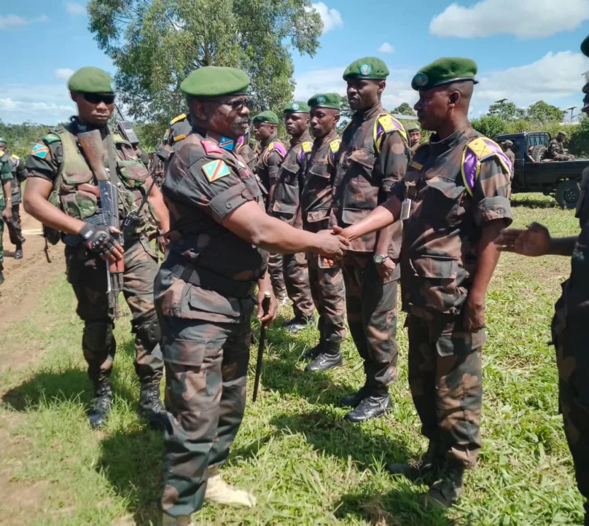 Photo de tiers : Le Lt général Mbangu Mashita à kididiwe avec les troupes