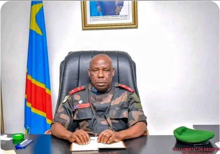Le Gouverneur Militaire a.i de la province du Nord-Kivu Peter CHIRIMWAMI dans son bureau