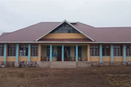Photo de tiers : Vu du bâtiment administratif de la chefferie de Watalinga