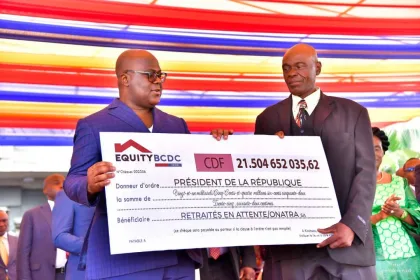 Félix TSHISEKEDI remet un chèque symbolique de plus de 21 milliards CDF pour la paie des retraités de l’ONATRA
