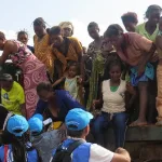 Des femmes et des enfants congolais arrivent à un point frontière à Chissanda, Lunda Norte, en Angola, après avoir fui les attaques des milices dans la province du Kasaï, en République démocratique du Congo. 2 mai 2017.