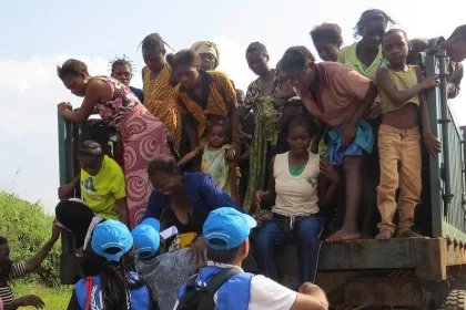 Des femmes et des enfants congolais arrivent à un point frontière à Chissanda, Lunda Norte, en Angola, après avoir fui les attaques des milices dans la province du Kasaï, en République démocratique du Congo. 2 mai 2017.
