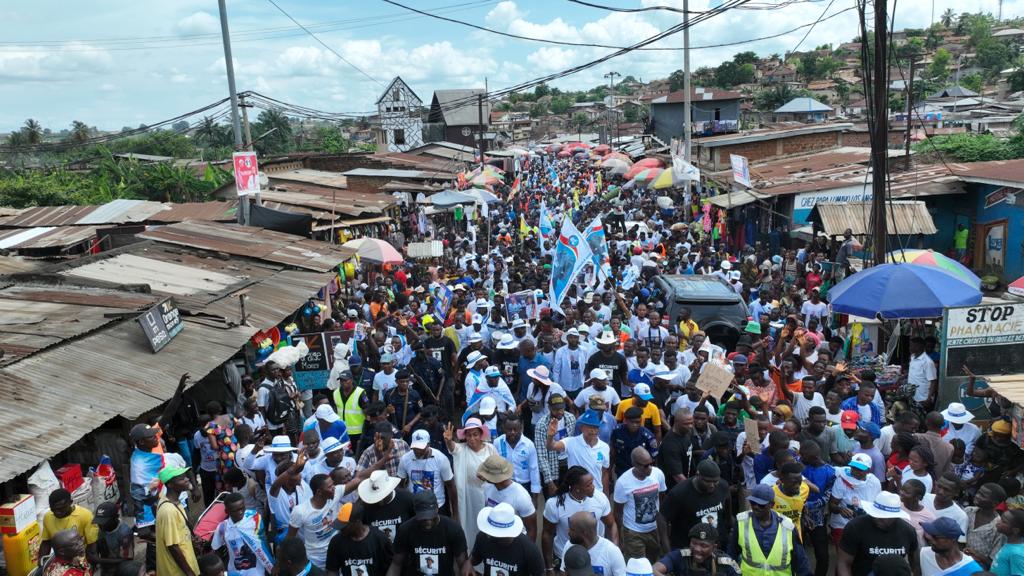 Le candidat numéro 3 Moïse Katumbi en pleine procession à Boma avant son meeting. Kinza vuete et Moanda attendent aussi leur tour pour marquer la fin de l'étape du kongo central.