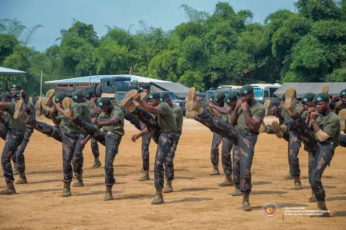 Au-moins 566 étudiants dont 29 filles ont terminé leur formation paramilitaire d'un mois à Kisangani dans le cadre de constituer la réserve de l'armée pour défendre le pays