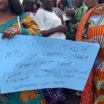 Plusieurs femmes ayant perdu leurs épargnes dans la COOPEC IMARA dirigé par Adelard MINEENE ont manifesté ce vendredi